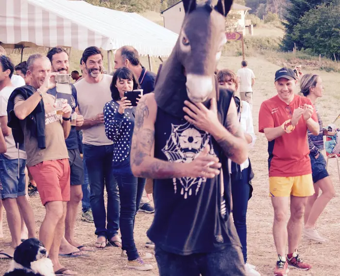El Burro balla entre el públic d'una festa