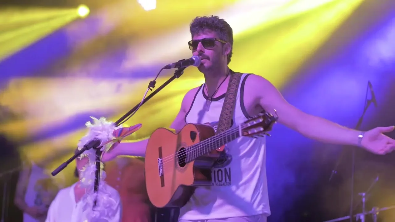 Els Delai · Veu i guitarra sota els focus